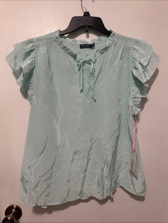 Vineyard Vines Tops - NWT vineyard vines silk Light Aqua Ruffle Sleeve Tie-Neck Womens Top